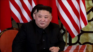 Các phóng viên có mặt trong phòng họp đều bất ngờ khi ông Kim làm điều này