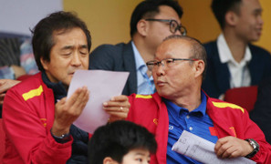 HLV Park Hang Seo lên phố Núi xem bạn thân đối đầu quân bầu Đức