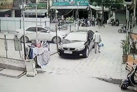 Cụ ông thừa nhận cào xước ô tô Kia Cerato, xin bồi thường thiệt hại