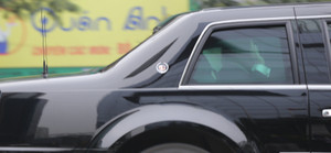 Trên đường ra sân bay, Tổng thống Mỹ Donald Trump ngồi trong Cadillac One vẫy tay chào Việt Nam