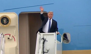 Clip: Tổng thống Trump lên chuyên cơ, vẫy tay tạm biệt Hà Nội
