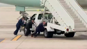 Clip: Đặc vụ Mỹ hợp sức đẩy xe thang chết máy rời khỏi chuyên cơ chở Tổng thống Trump