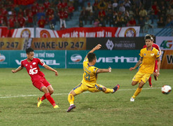 Bùi Tiến Dũng tỏa sáng, Viettel có chiến thắng đầu tiên ở V-League