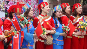 Clip: Người dân Lạng Sơn cầm cờ hoa tiễn Chủ tịch Triều Tiên Kim Jong-un về nước