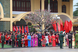 Ảnh: Người dân đứng dọc đường từ Hà Nội đến Lạng Sơn tiễn Chủ tịch Triều Tiên Kim Jong-un