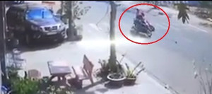 Bị tên cướp giật đồ, cô gái ngã xuống đường chấn thương nặng