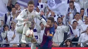 Sergio Ramos lại 'lên cơn', tát Lionel Messi trong trận Siêu Kinh điển