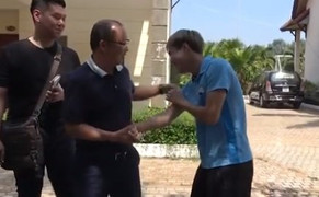 Video: HLV Park Hang Seo lên thăm bầu Đức, âu yếm nắm chặt tay Văn Toàn