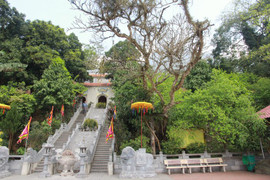 Những vật báu không được xem và lịch sử nước Việt trong ngôi đền thần bí ở núi Tản