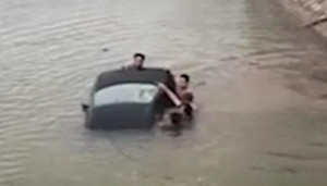 Clip: Ô tô lao xuống sông, người dân nhảy xuống đập vỡ kính cứu tài xế