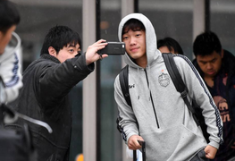 Xuân Trường trùm mũ kín đầu, selfie cùng fan Nhật Bản dưới mưa