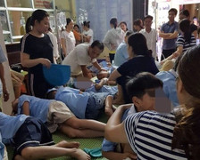 Ăn phải bột thông bồn cầu, 44 học sinh tiểu học ở Hải Dương nhập viện