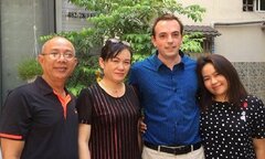 Trung Dân rơi nước mắt khi con gái đi dọn phòng khách sạn, rửa chén kiếm tiền