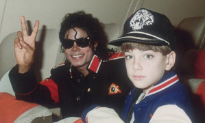 Phim tố Michael Jackson ấu dâm: Dối trá, lạm dụng và tổn thương