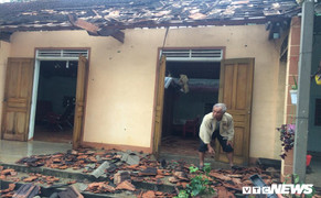 Lốc xoáy thổi bay 65 nóc nhà ở Nghệ An