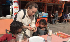 Được nghỉ ngơi vài ngày sau khi đi diễn xuyên Tết, Phi Nhung sang Ấn Độ làm từ thiện