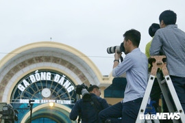 Cận cảnh phóng viên 'ăn chực nằm chờ', đọ cao thấp tác nghiệp thượng đỉnh Mỹ-Triều