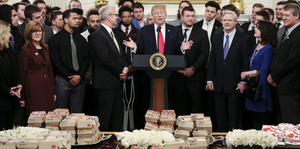 Tổng thống Trump mở tiệc đồ ăn nhanh đãi khách tại Nhà Trắng