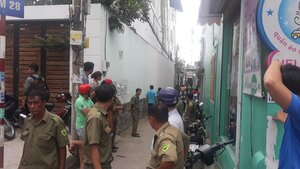 Nổ súng khống chế nghi can giết người cố thủ trong nhà vệ sinh