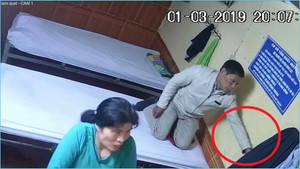 Clip: Đi tẩm quất người mù, gã đàn ông giở trò trộm điện thoại, ví tiền gây phẫn nộ