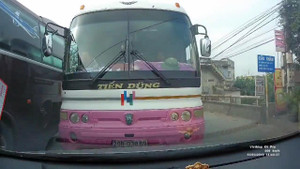 Clip: Xe khách ngông nghênh vượt lấn làn, bị ô tô con dạy bài học nhớ đời