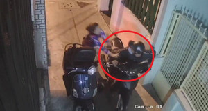 Clip: Chủ quan khi mở cốp xe máy, cô gái bị cướp giật đồ trong nháy mắt