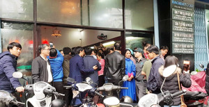 Hàng trăm người mua đất dự án căng băng rôn đòi sổ đỏ: Yêu cầu dừng chuyển quyền sử dụng đất 3 dự án