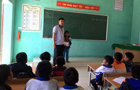 Cậu bé lớp 2 dân tộc Khơ Mú trả lại nhẫn vàng nhặt được cho người đánh rơi