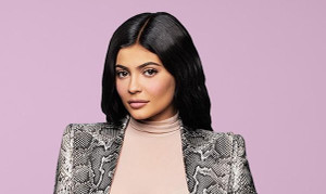 Kylie Jenner vượt ông chủ Facebook, trở thành tỷ phú trẻ nhất thế giới