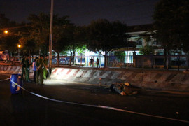 Xe máy tông dải phân cách, người đàn ông chết thảm trong đêm