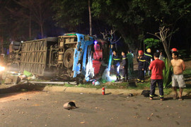 Xe khách lao vào bụi cây rồi lật ngang đường, hành khách phá cửa kính thoát thân