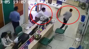 Clip: Liều lĩnh cướp iPhone XS Max trong cửa hàng, thanh niên lĩnh cái kết đắng