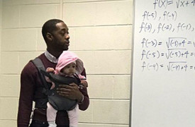 Giáo sư đại học ở Mỹ vừa bế con hộ sinh viên vừa giảng bài