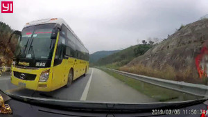 Clip: Xe khách vượt kiểu 'giết người' trên cao tốc Nội Bài - Lào Cai