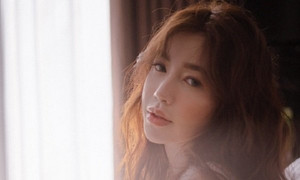 Là mẹ 2 con, Elly Trần không ngại khoe dáng với trang phục xuyên thấu