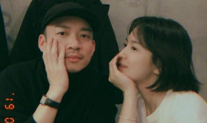 Giữa tin đồn ly hôn, Song Hye Kyo khoe ảnh bên người đàn ông lạ mặt