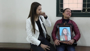 Video: Xét xử ca sỹ Châu Việt Cường, người thân nạn nhân mang di ảnh đến tòa khóc nức nở