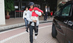 Lưu Khải Uy một mình đón con gái tan học, né tránh câu hỏi liên quan đến vợ cũ