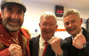 HLV Solskjaer gây sốt khi chụp ảnh với Sir Alex sau chiến thắng của MU
