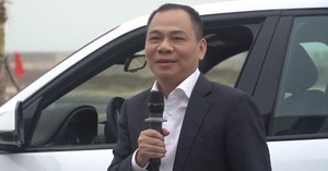 Ông Phạm Nhật Vượng trực tiếp lái chiếc xe VinFast đầu tiên xuất xưởng