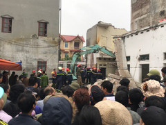 Đang phá dỡ nhà, thợ bị cầu thang đổ sập đè chết ở Hà Nội