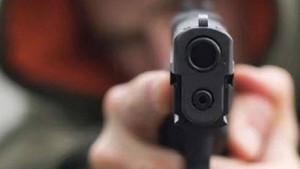 Mang súng bắn đạn bi đến nhà con nợ uy hiếp để cướp xe máy