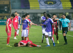 3 quyết định tranh cãi của trọng tài ở đại chiến Viettel - Hà Nội