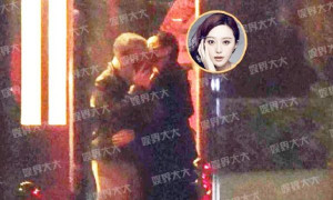 Phạm Băng Băng bị nhìn thấy ôm hôn người đàn ông 60 tuổi lúc nửa đêm