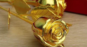 Quà 8/3 sang chảnh: Hoa hồng vàng đính kim cương giá 250 triệu đồng