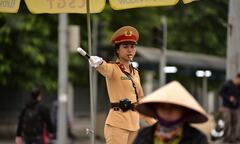 Ảnh: Một ngày làm việc của 'bóng hồng' cảnh sát giao thông tại Hà Nội