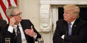 Phản ứng bất ngờ của CEO Apple sau khi bị Tổng thống Trump gọi nhầm tên