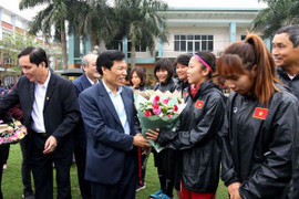 Bộ trưởng Bộ VHTTDL Nguyễn Ngọc Thiện thăm và chúc mừng ĐT nữ Việt Nam