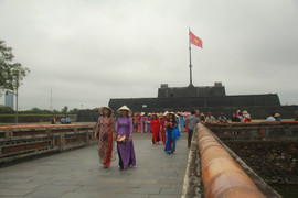 Ảnh: Phụ nữ xúng xính áo dài tham quan miễn phí Hoàng cung nhà Nguyễn ngày 8/3