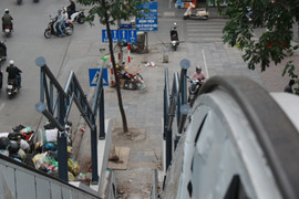 Ảnh: Đường sắt 20.000 tỷ đồng sắp hoạt động vẫn nhếch nhác giữa Thủ đô